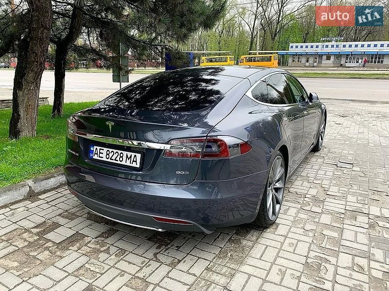 Лифтбек Tesla Model S 2015 в Львове