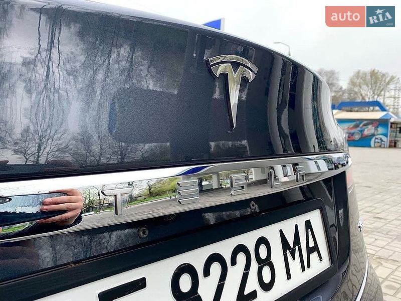 Лифтбек Tesla Model S 2015 в Львове