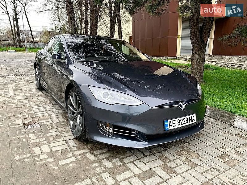 Лифтбек Tesla Model S 2015 в Львове