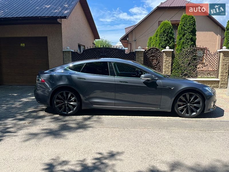 Ліфтбек Tesla Model S 2017 в Сваляві