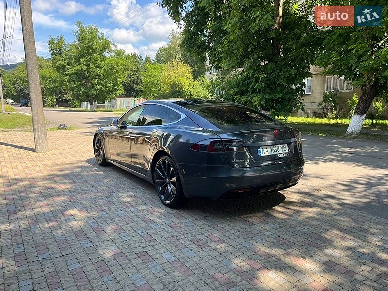 Ліфтбек Tesla Model S 2017 в Сваляві