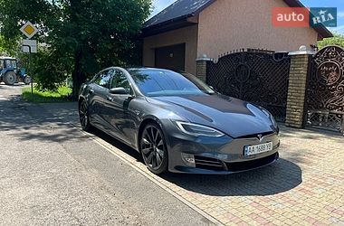 Ліфтбек Tesla Model S 2017 в Сваляві