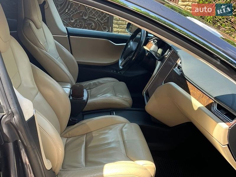 Ліфтбек Tesla Model S 2017 в Сваляві