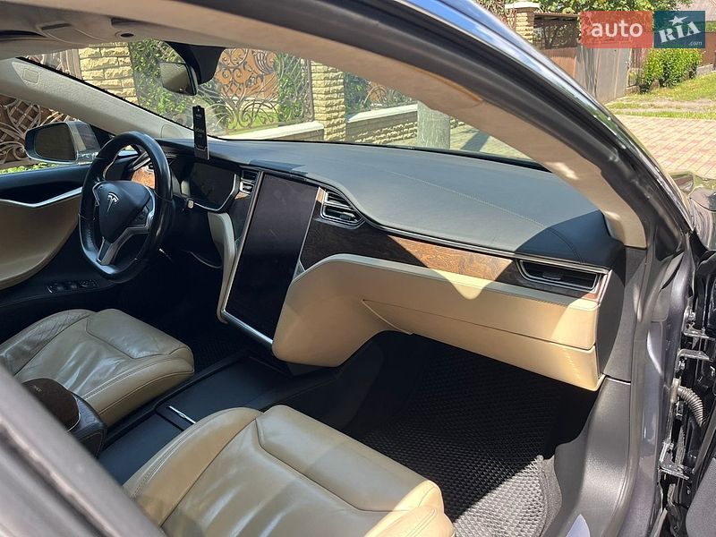 Ліфтбек Tesla Model S 2017 в Сваляві