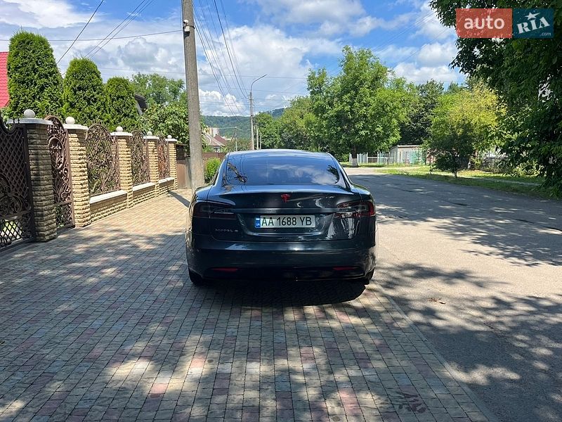 Ліфтбек Tesla Model S 2017 в Сваляві