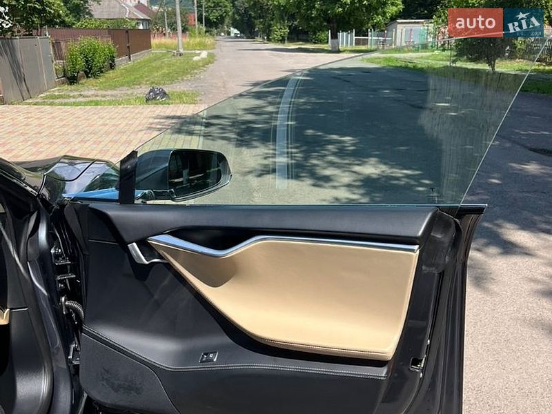 Ліфтбек Tesla Model S 2017 в Сваляві
