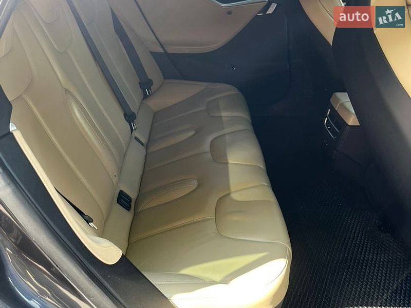 Ліфтбек Tesla Model S 2017 в Сваляві