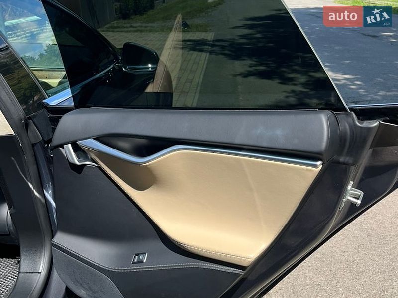 Ліфтбек Tesla Model S 2017 в Сваляві