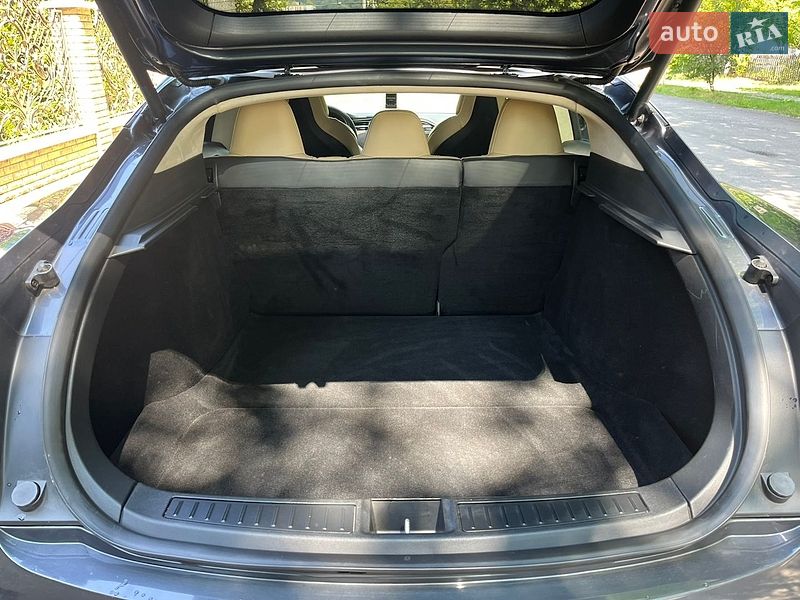Ліфтбек Tesla Model S 2017 в Сваляві