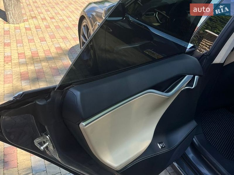 Ліфтбек Tesla Model S 2017 в Сваляві