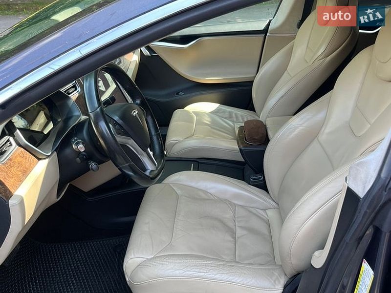 Ліфтбек Tesla Model S 2017 в Сваляві