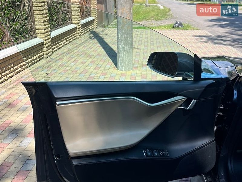 Ліфтбек Tesla Model S 2017 в Сваляві