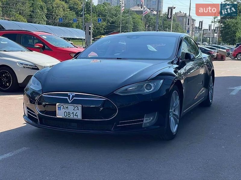Лифтбек Tesla Model S 2015 в Киеве фото 4 Лифтбек Tesla Model S 2015 в Киеве