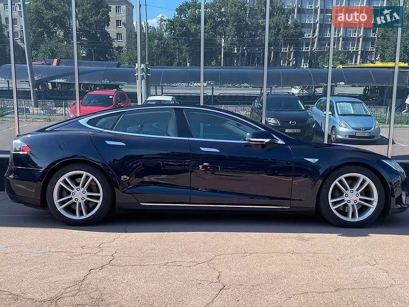 Лифтбек Tesla Model S 2015 в Киеве фото 5 Лифтбек Tesla Model S 2015 в Киеве