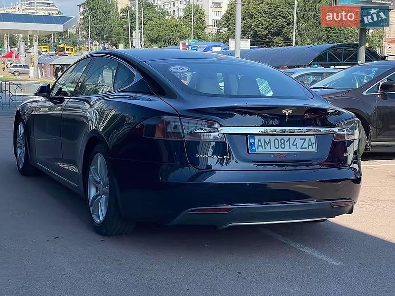 Лифтбек Tesla Model S 2015 в Киеве фото 10 Лифтбек Tesla Model S 2015 в Киеве