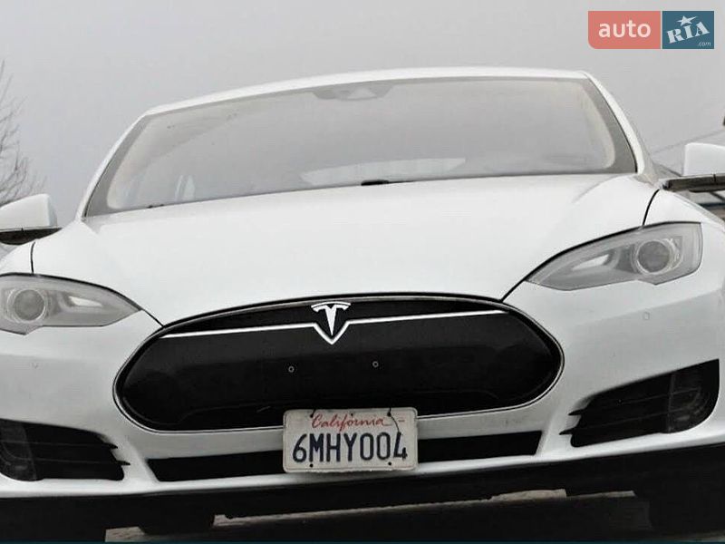 Лифтбек Tesla Model S 2015 в Львове