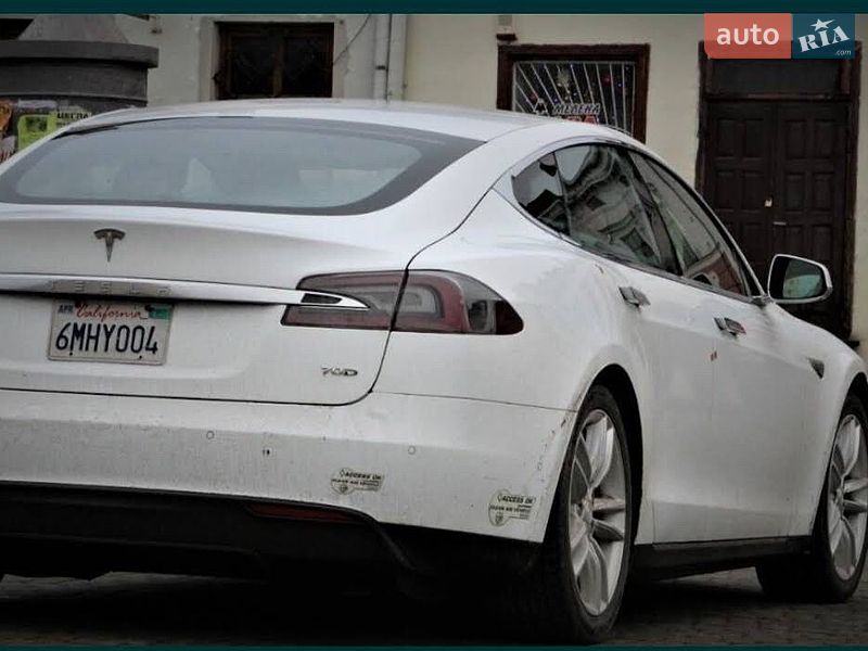 Лифтбек Tesla Model S 2015 в Львове