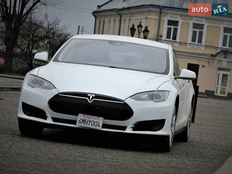 Лифтбек Tesla Model S 2015 в Львове
