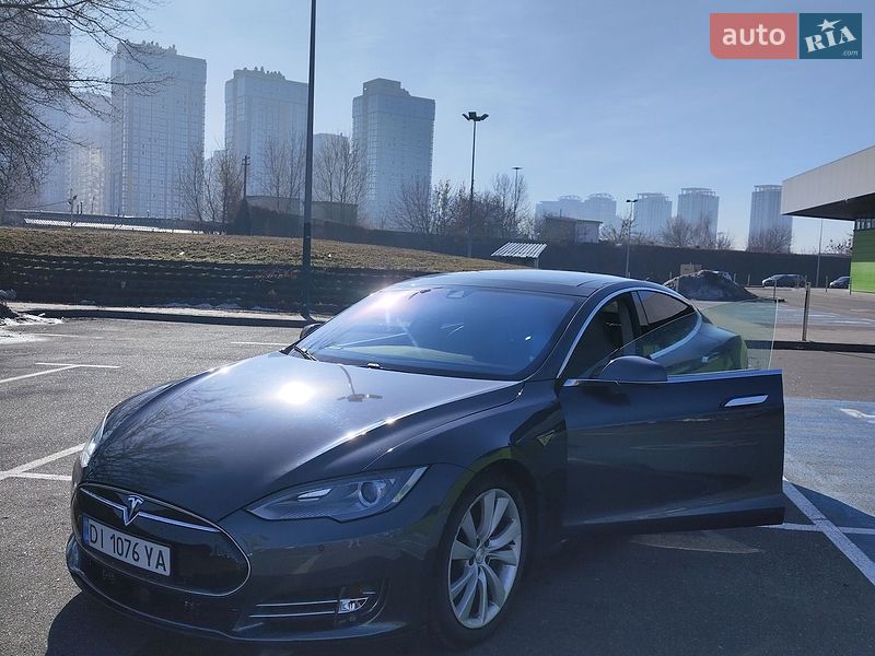 Лифтбек Tesla Model S 2015 в Киеве