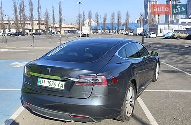 Лифтбек Tesla Model S 2015 в Киеве