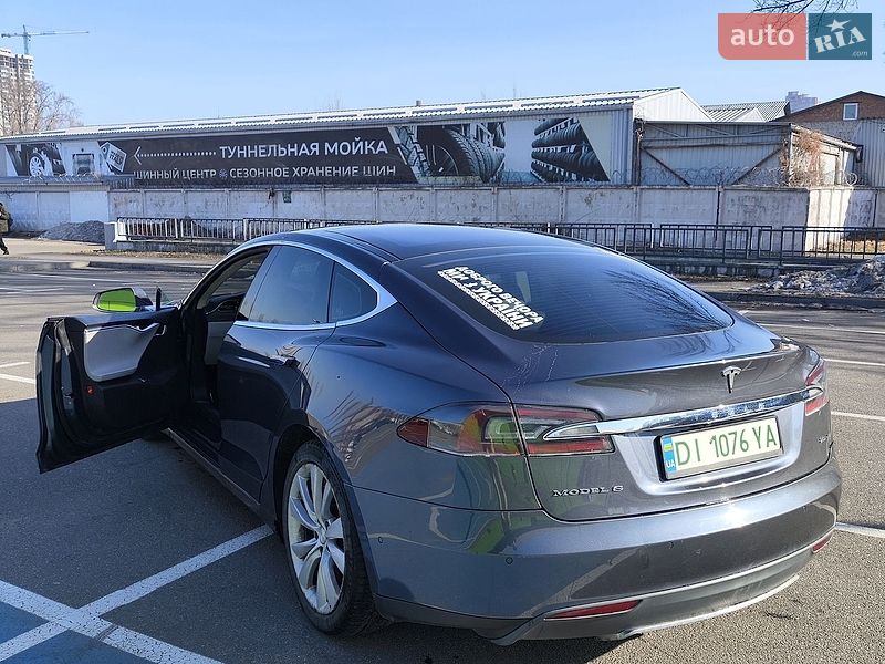 Лифтбек Tesla Model S 2015 в Киеве