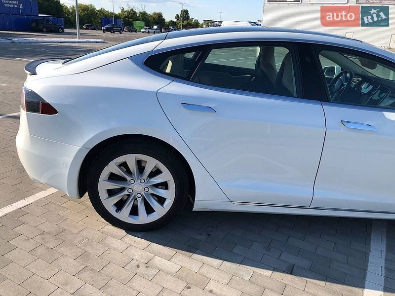 Ліфтбек Tesla Model S 2016 в Києві