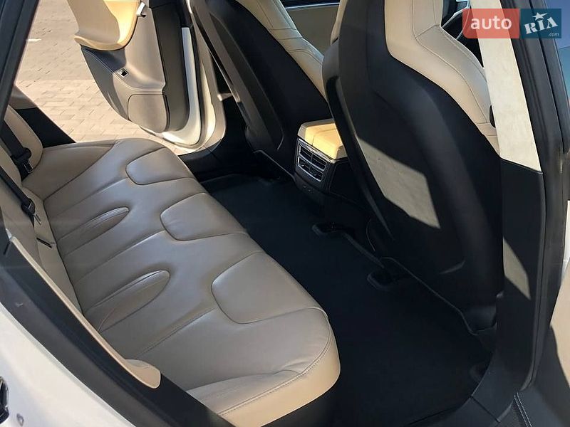 Ліфтбек Tesla Model S 2016 в Києві