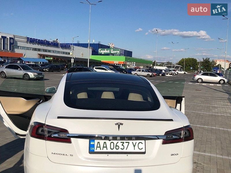 Ліфтбек Tesla Model S 2016 в Києві