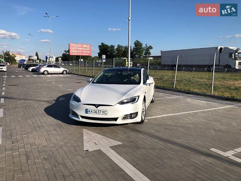 Ліфтбек Tesla Model S 2016 в Києві