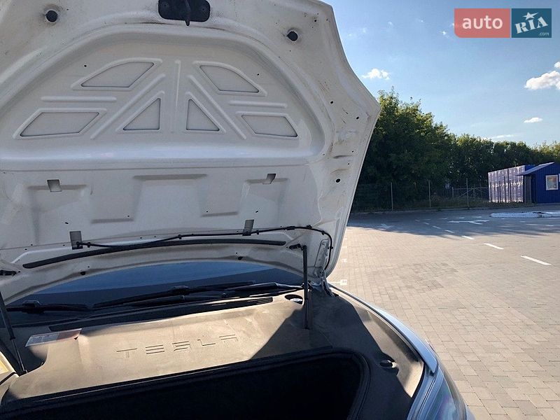 Ліфтбек Tesla Model S 2016 в Києві