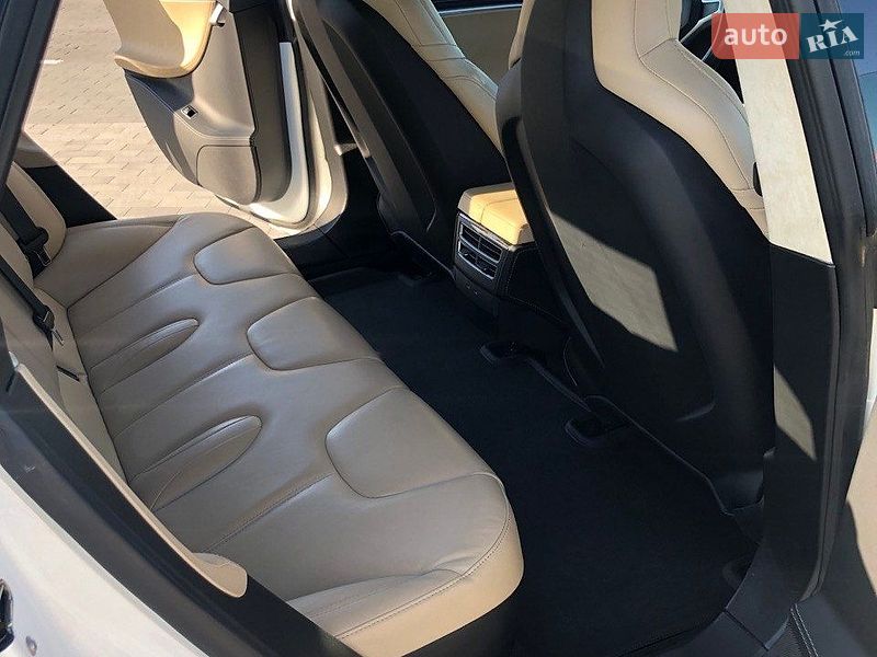 Ліфтбек Tesla Model S 2016 в Києві