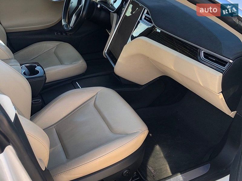 Ліфтбек Tesla Model S 2016 в Києві