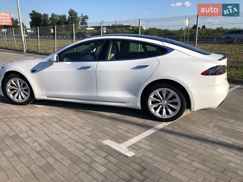 Ліфтбек Tesla Model S 2016 в Києві