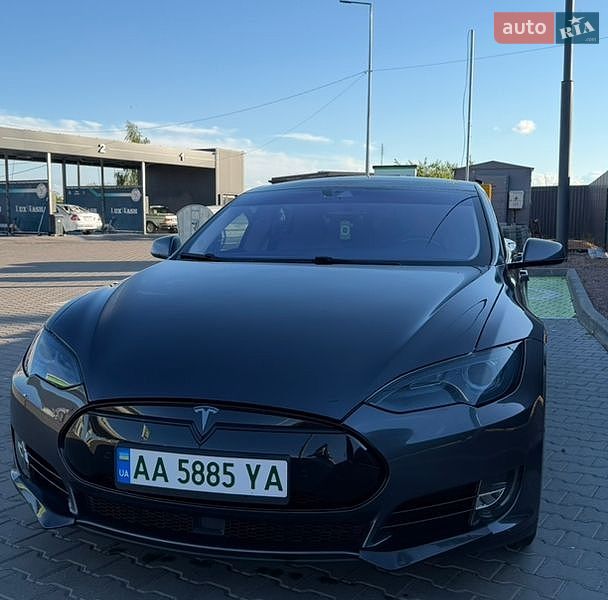 Tesla Model S 2015