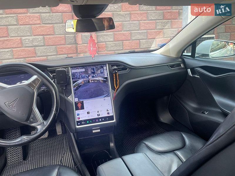 Лифтбек Tesla Model S 2015 в Ровно