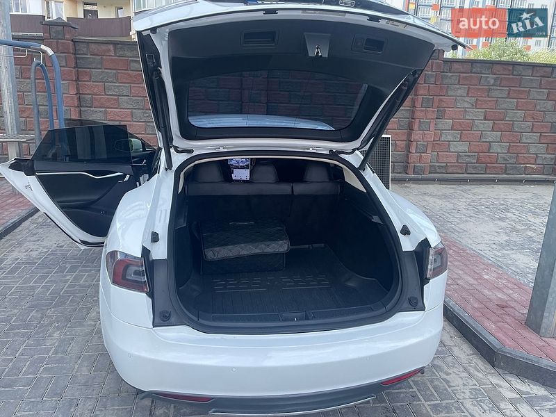 Лифтбек Tesla Model S 2015 в Ровно