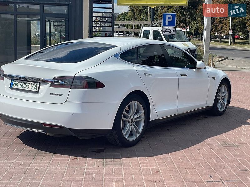 Лифтбек Tesla Model S 2015 в Ровно