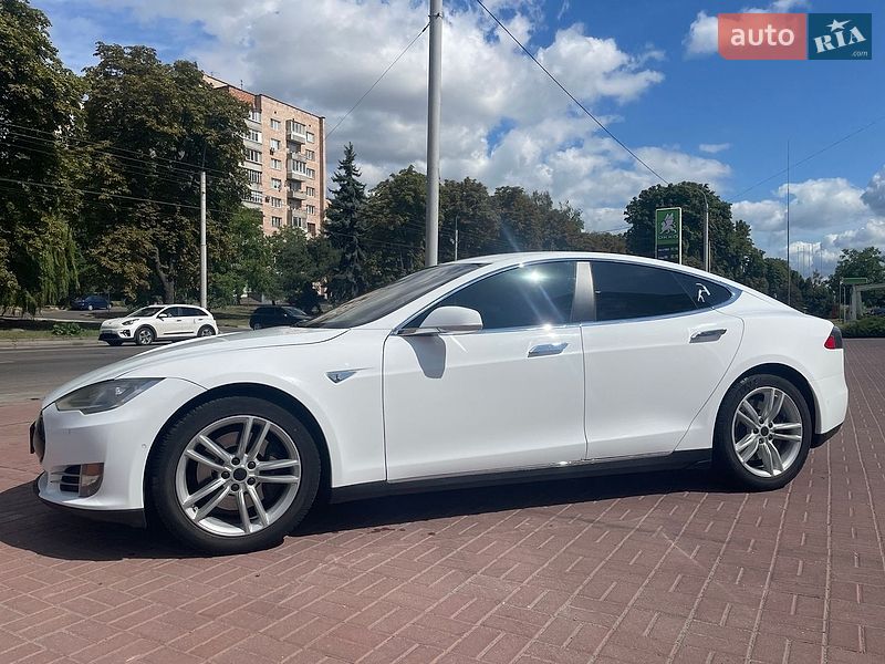 Лифтбек Tesla Model S 2015 в Ровно