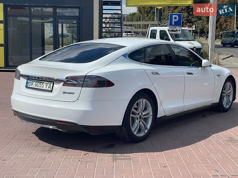 Лифтбек Tesla Model S 2015 в Ровно