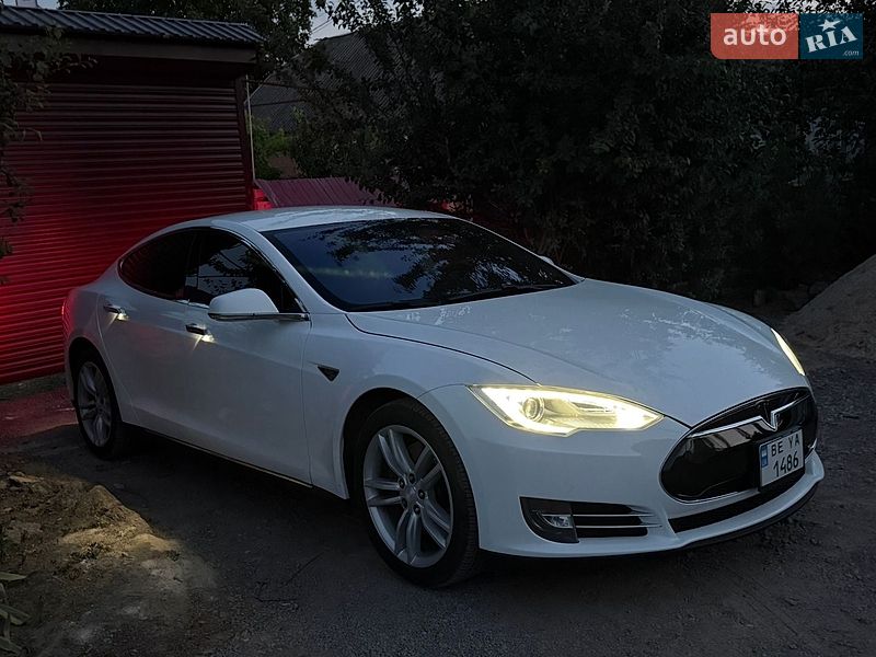 Tesla Model S 2014