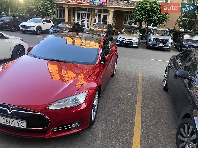 Лифтбек Tesla Model S 2016 в Киеве