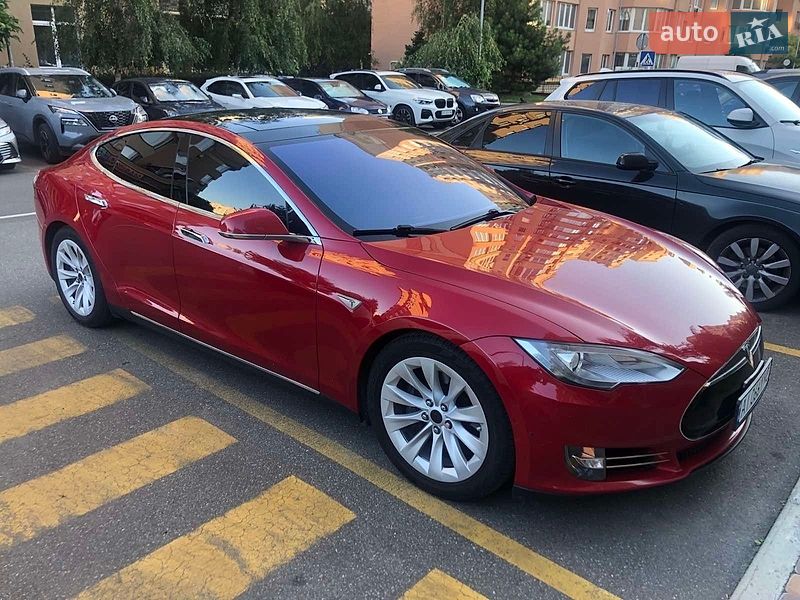 Лифтбек Tesla Model S 2016 в Киеве