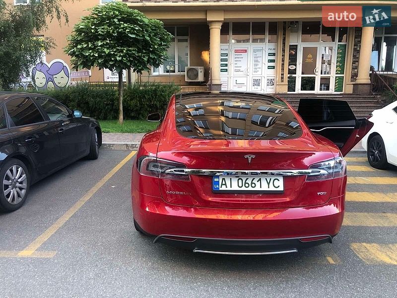 Лифтбек Tesla Model S 2016 в Киеве