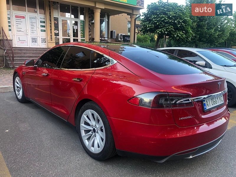 Лифтбек Tesla Model S 2016 в Киеве