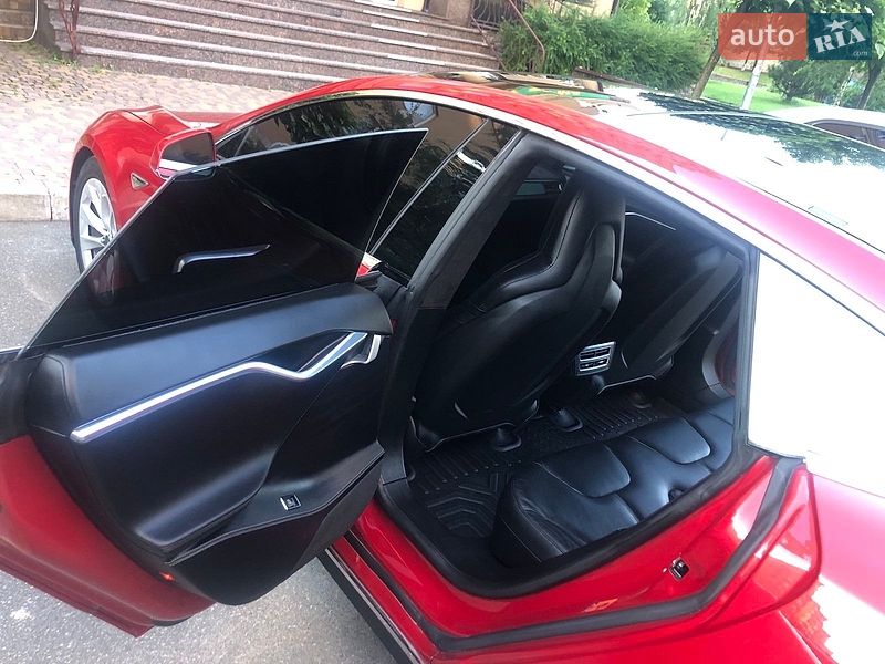 Лифтбек Tesla Model S 2016 в Киеве
