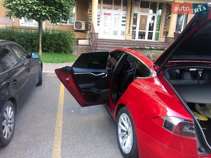 Лифтбек Tesla Model S 2016 в Киеве