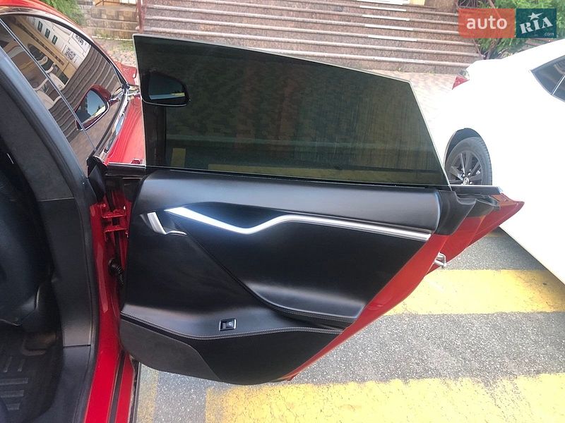 Лифтбек Tesla Model S 2016 в Киеве
