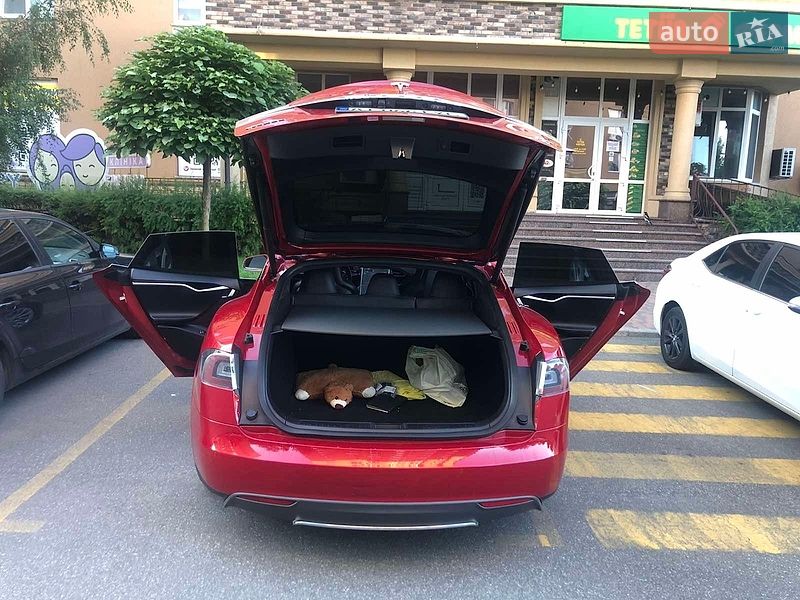 Лифтбек Tesla Model S 2016 в Киеве