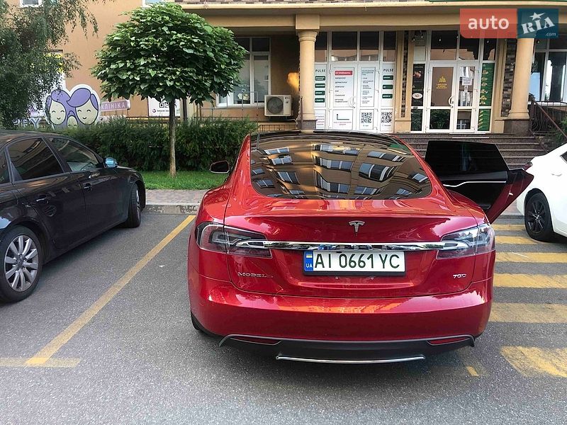 Лифтбек Tesla Model S 2016 в Киеве