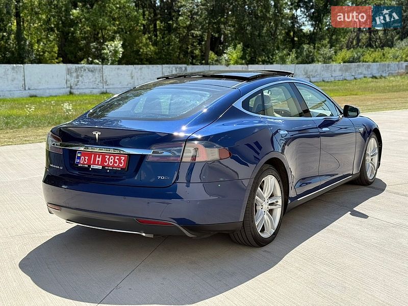 Лифтбек Tesla Model S 2015 в Луцке